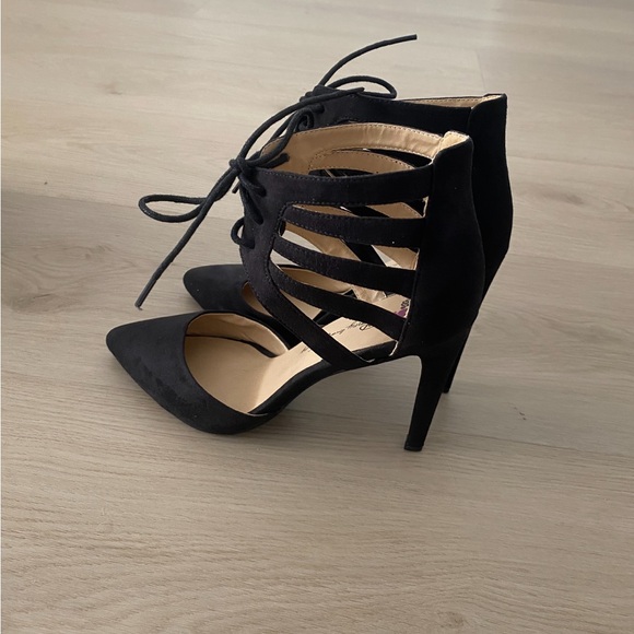 Black heels - Picture 2 of 3